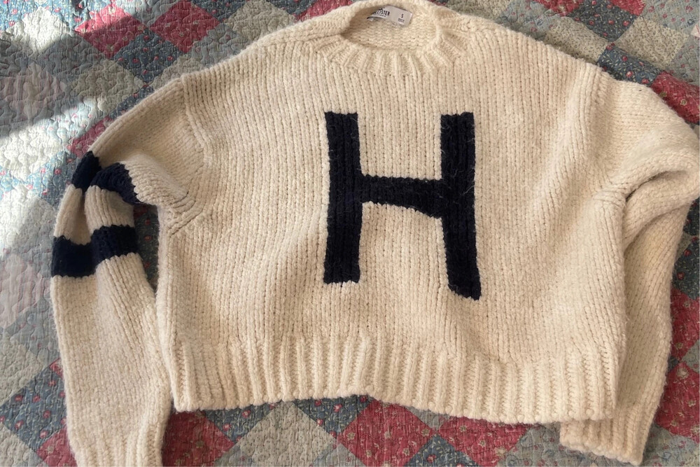 Hollister Women’s Cropped Monogrammed sweater size S Ivory